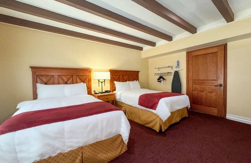 Western Division Hotel | Relax in a Modern Room w/Pool Access & Scenic Views of Historic Laredo