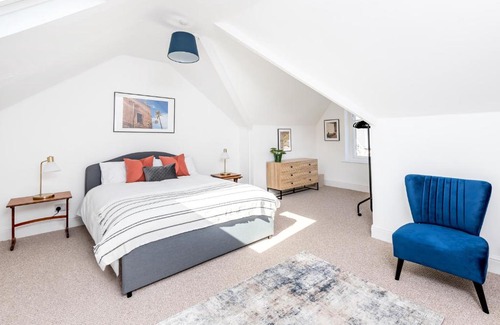 Pontcanna Apartment | Relax In Comfortable & Stylish Pontcanna Apartment, Free Private Parking
