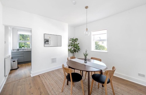 Pontcanna Apartment | Relax In Comfortable & Stylish Pontcanna Apartment, Free Private Parking