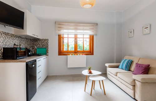Kiveri Apartment | Relax in our charming 25 sq m studio, located 30 m. distance from sea of Kiveri!