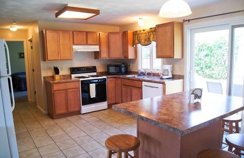 Eastward Look House | RELAX in our clean beach House-AC - Walk to Scarborough