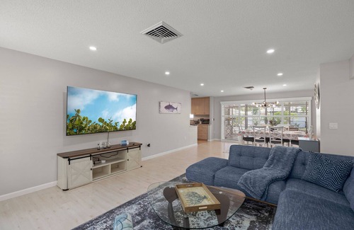 Gulf Gate Estates House | Relax in style at Coral Breeze! Your private Sarasota escape | Heated pool | Sunroom | Dog-friendly
