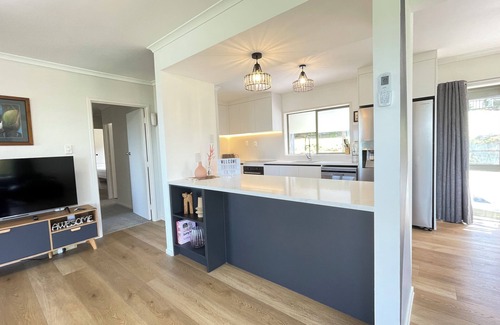 Glenbrook House | Relax in Style: Beachfront Getaway