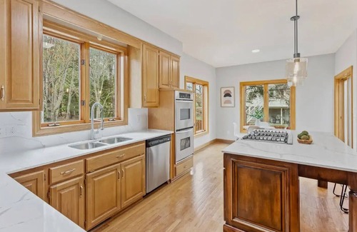 Eden Prairie House | Relax in Style in Huge House with Comfort – Perfect Short-Term Stay