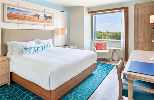 I-435 West KC-KS Hotel | Relax in Style: Spacious Room w/Swimming Pool Near Kansas International Airport