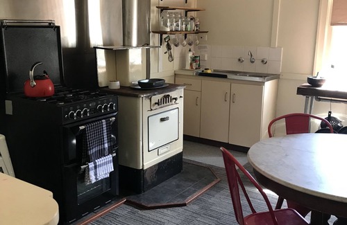 Cowaramup House | Relax in the charm of the Old Police Station