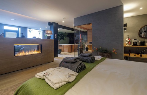 Nieuwe Niedorp Bed & Breakfast | Relax in Wellness Room with Sauna and Spa Bath and luxurious outdoor seating.