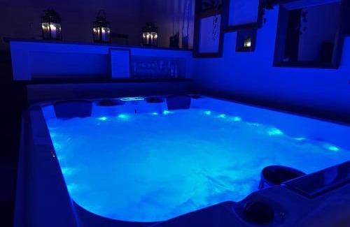 San Macario In Monte Apartment | Relax nella jacuzzi in Toscana