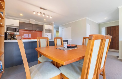 Silverdale House | Relax on Cottage Court - Silverdale Holiday Home