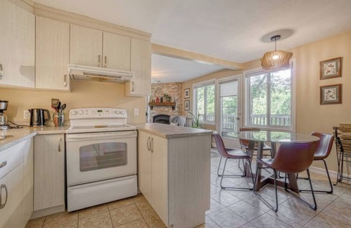 Val-des-Monts Cottage | Relax on the Shores of Charming Lac McArthur