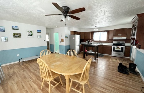 Wolcott House | Relax on the water's edge