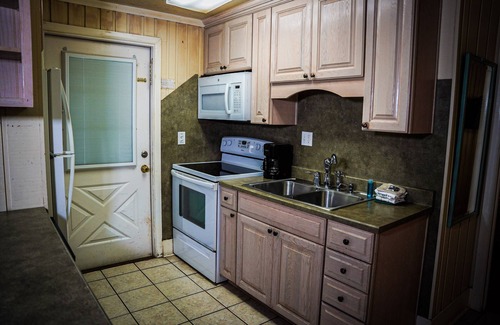 Pine Mountain Ski Chalet | Relax on your screened in porch in this pet friendly chalet!