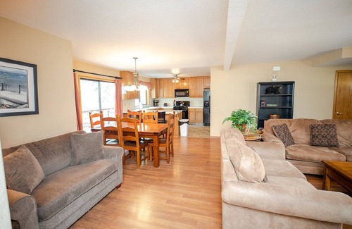 Pioneer Trail House | Relax,Recharge and Explore Hot Tun Included in beautiful South Lake Tahoe