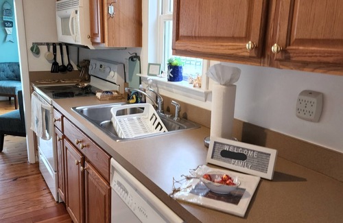 Edwardsville Cottage | Relax & Renew in a WATERFRONT Cottage , private pier, kayaks, fishing, wineries.