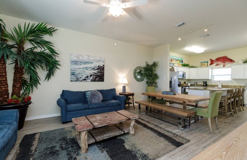 Corpus Christi House | Relax to the sounds of waves at this lovely property, steps from the beach.
