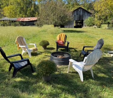 Stanton House | Relax & Unwind Cozy Farmhouse Near Natural Bridge State Park