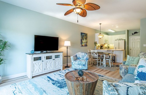 Southport Condo | Relax & Unwind in Blue Haven!