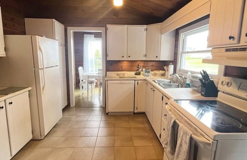 Bayview Cottage | Relax with the whole family at this beautiful, peaceful, authentic islander home