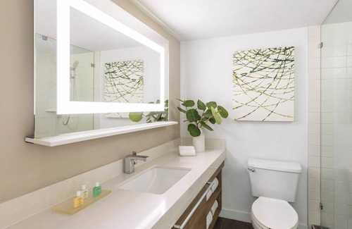 Islamorada Hotel | Relaxation at Its Finest in Islamorada! Free Parking, Swimming Pool!