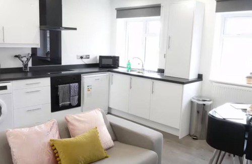 London Borough of Hounslow Apartment | Relaxing 1 Bedroom Apartment With Free Parking Near Heathrow Airport