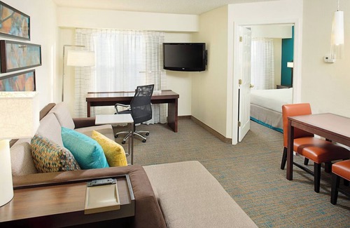 Rosemont Hotel | Relaxing 1BR Suite w/Living Area | Outdoor Pool Access and Free Breakfast