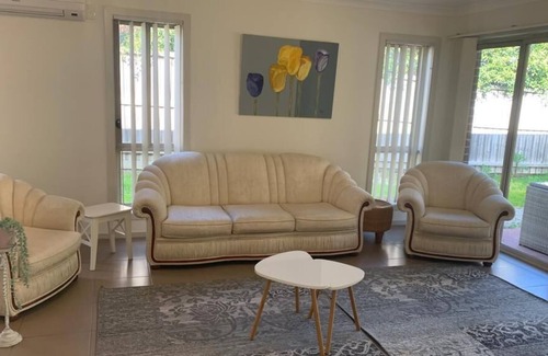 Doreen House | Relaxing 3-bedroom home near Funfields Theme Park