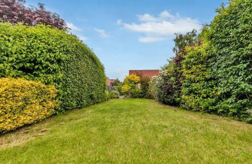 Ashby-de-la-Zouch Apartment | Relaxing 3 Bedroom Stay with Private TVs Near Ashby