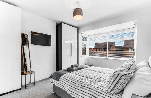 Ashby-de-la-Zouch Apartment | Relaxing 3 Bedroom Stay with Private TVs Near Ashby