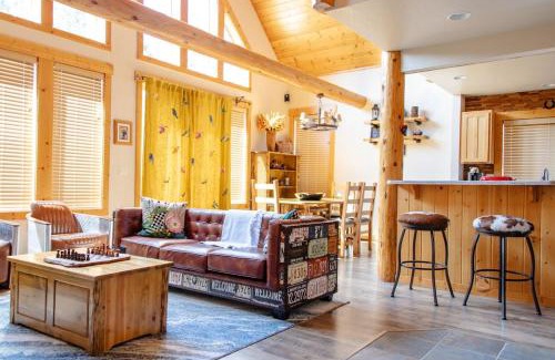 Klamath Falls Ski Chalet | Relaxing 3 bedroom, 2 bathroom comfortable Running Y chalet