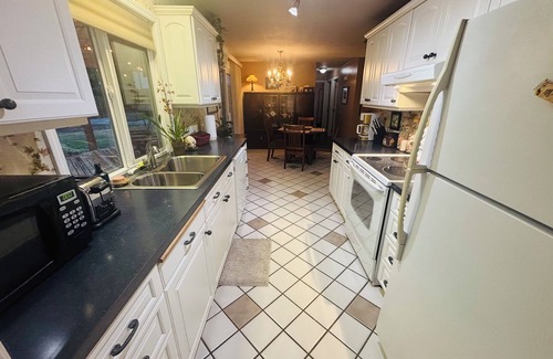 Lakewood House | Relaxing 3BDR Rancher with Fire-Pit Ferns and Firs