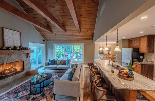 Ann Arbor House | Relaxing Ann Arbor Stay — Sleeps 9, Hot Tub, Deck, and Gourmet Kitchen