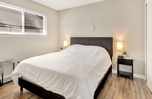 Hazel Park House | Relaxing & Charming Home in Hazel Park w/ Backyard