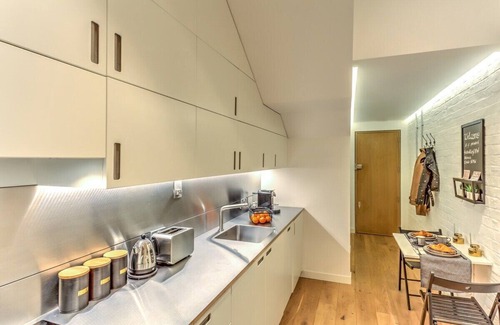 Queen's Gate Apartment | Relaxing Designer Studio in Kensington SW7