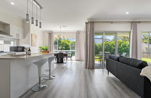 Thornlands House | Relaxing Getaway Near the Bay Stylish n Spacious