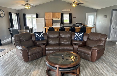 Front of Yonge Cottage | Relaxing Graham Lake Escape