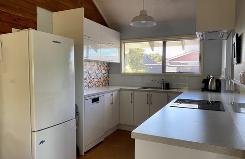 Papamoa Beach House | Relaxing house 2 minutes walk to the beach