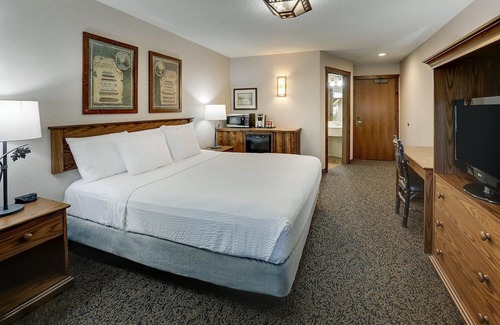 Johnston Hotel | Relaxing Johnston Stay: Full-Sized Kitchen Options w/Rustic Elegance, Pool