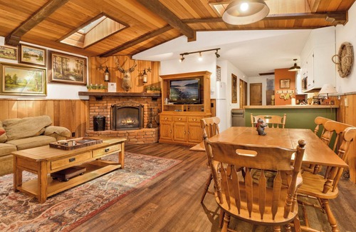 Summit Estates Cabin | Relaxing Moonridge Cottage at Bear Mountain Resort