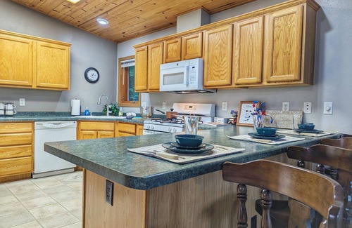 Mosinee House | Relaxing nature getaway with all the amenities