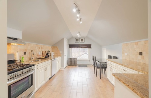 Lombard House | Relaxing Retreat in the Heart of Lombard + Laundry