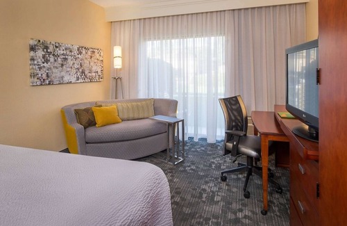 University Place Hotel | Relaxing Retreat Near UNC Charlotte, Pool, Pet-Friendly, Gym