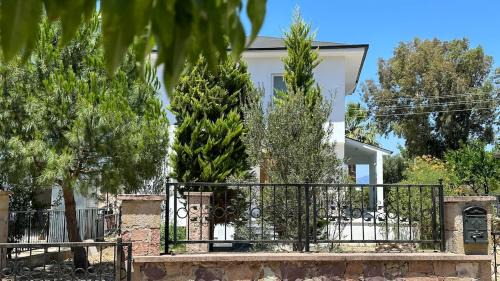 Ayvalik Villa | Relaxing Stay by the Beach