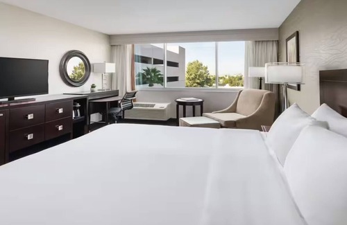 Phoenix Hotel | Relaxing Stay Close to PHX with Free Airport Shuttle, Pool & Game Room