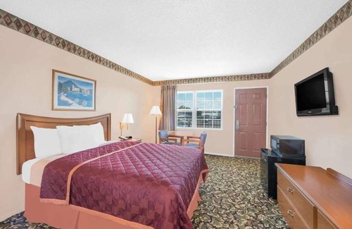 Pecos Hotel | Relaxing Stay in Knights Inn Laura Lodge Pecos! Onsite Pool, Free Parking