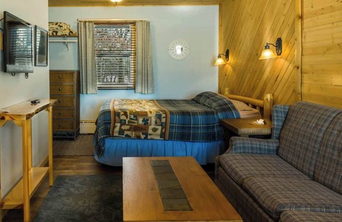 Rice Lake Cabin | Relaxing stay on the lake in Room 5 - The Swans - Curriers Lakeview Lodge