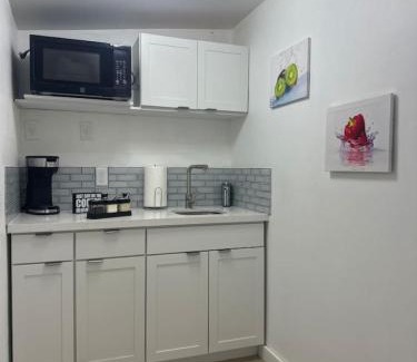 Pembroke Pines Apartment | Relaxing Studio Getaway w BBQ, Patio and Parking