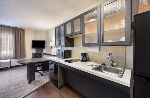 Warren Apartment | Relaxing Studio w/Fully-equipped Kitchen! Pets Allowed, BBQ Facilities, Parking