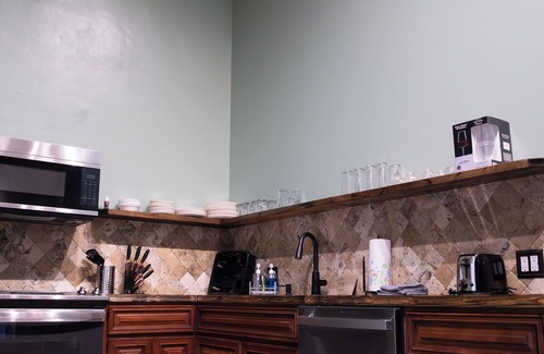 Du Quoin Apartment | Remarkable 3-bedroom sanctuary apartment with WiFi, AC in fabulous Du Quoin