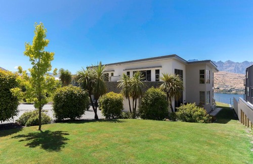 Queenstown House | Remarkable Lake View Modern Executive Home