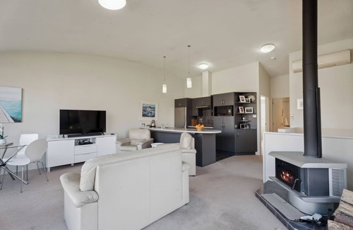 Frankton Cottage | Remarkable Views - Queenstown Holiday Home
